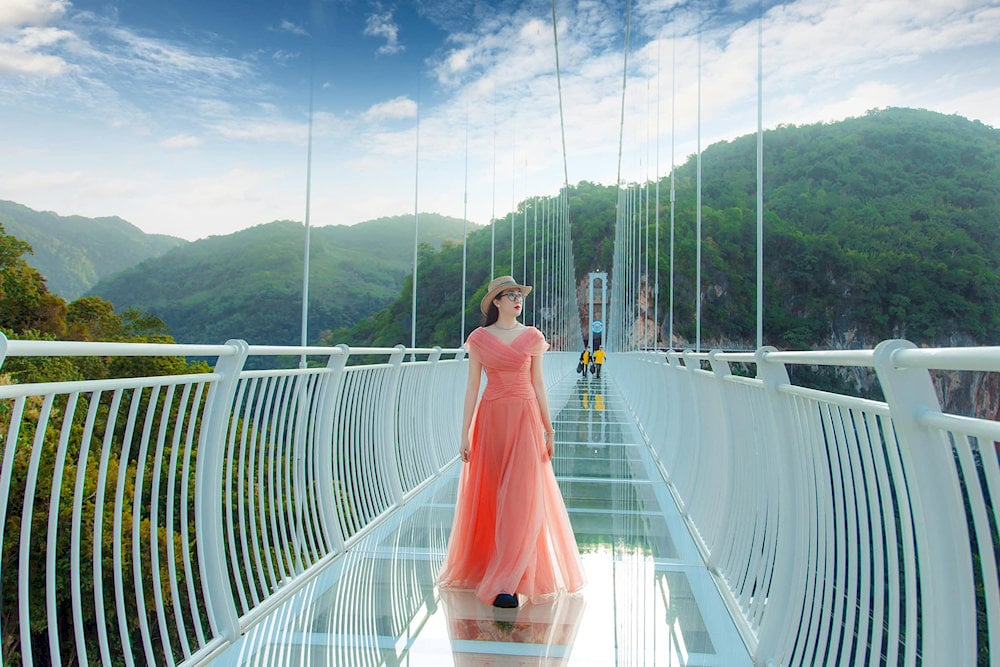 Despite being see-through, the bridge is incredibly strong, allowing you to focus on the breathtaking scenery without worrying about stability 